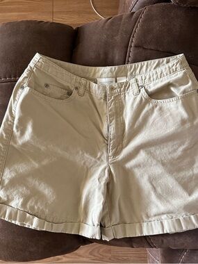 Liz Claiborne Beige Cuffed Women's Shorts
